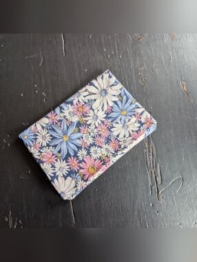 New Handmade Women's Floral Billfold Wallet Coastal Chic Preppy Feminine 4.5"x3"